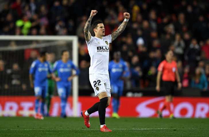 Santi Mina in action for Valencia.